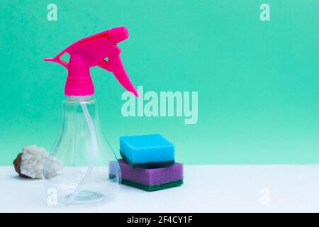 Sprühflasche mit Mineralstein und Schwämmen. Stockfoto