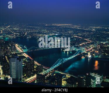 USA. New York City. East River bei Nacht mit Brooklyn Bridge und Manhattan Bridge. Stockfoto