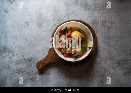 Draufsicht auf gesunde Lebensmittel Hühnereintopf und Gemüse in Eine Schüssel Stockfoto