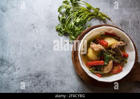 Gesunde Ernährung Hühnereintopf und Gemüse in einer Schüssel Stockfoto