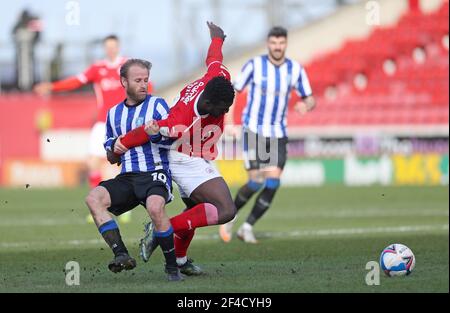 Barry Bannan (links) von Sheffield Mittwoch und Daryl Dyke von Barnsley kämpfen während des Sky Bet Championship-Spiels im Oakwell Stadium, Barnsley, um den Ball. Bilddatum: Samstag, 20. März 2021. Stockfoto