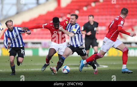 Barnsleys Daryl Dyke (links) und der Sheffield Wednesday's Tom Lees kämpfen während des Sky Bet Championship-Spiels im Oakwell Stadium, Barnsley, um den Ball. Bilddatum: Samstag, 20. März 2021. Stockfoto