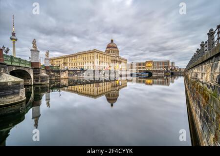 Das rekonstruierte Berliner Stadtpalais mit dem Fernsehturm Abenddämmerung Stockfoto