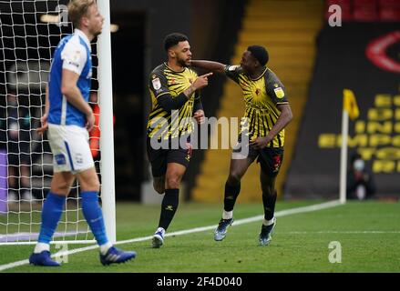 Watfords Andre Gray (Mitte) feiert mit Jeremy Ngakia, nachdem sie während des Sky Bet Championship-Spiels in der Vicarage Road, Watford, das dritte Tor ihres Spieles erzielt hatten. Bilddatum: Samstag, 20. März 2021. Stockfoto