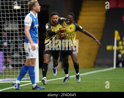 Watfords Andre Gray (Mitte) feiert mit Jeremy Ngakia, nachdem sie während des Sky Bet Championship-Spiels in der Vicarage Road, Watford, das dritte Tor ihres Spieles erzielt hatten. Bilddatum: Samstag, 20. März 2021. Stockfoto