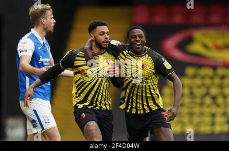 Watfords Andre Gray (Mitte) feiert mit Jeremy Ngakia, nachdem sie während des Sky Bet Championship-Spiels in der Vicarage Road, Watford, das dritte Tor ihres Spieles erzielt hatten. Bilddatum: Samstag, 20. März 2021. Stockfoto