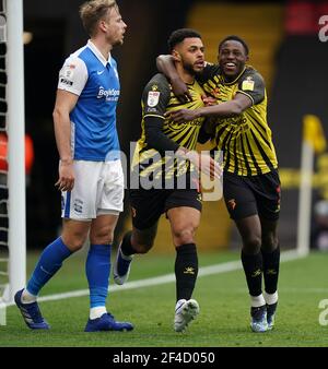 Watfords Andre Gray (Mitte) feiert mit Jeremy Ngakia, nachdem sie während des Sky Bet Championship-Spiels in der Vicarage Road, Watford, das dritte Tor ihres Spieles erzielt hatten. Bilddatum: Samstag, 20. März 2021. Stockfoto