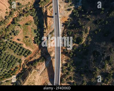 Luftaufnahme von oben durch Drohne der Landschaft mit Asphaltstraße. Stockfoto