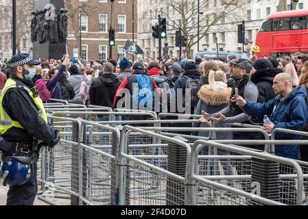 Westminster, London, Großbritannien. März 2021, 20th. Anti-Lockdown-Demonstranten haben sich in London versammelt. Eine große Zahl von Demonstranten marschierte um Westminster herum und brachte den Verkehr in Whitehall und Parliament Square zum Stillstand. Protestler streitet mit Polizeibeamter vor Downing Street Stockfoto