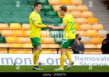 Norwich, Norfolk, Großbritannien. 20th. März 2021; Carrow Road, Norwich, Norfolk, England, English Football League Championship Football, Norwich versus Blackburn Rovers; Kenny McLean von Norwich City feiert mit Oliver Skipp, nachdem er in der 53rd-minütigen 1-0 Punkte erzielt hat.Credit: Action Plus Sports Images/Alamy Live News Stockfoto