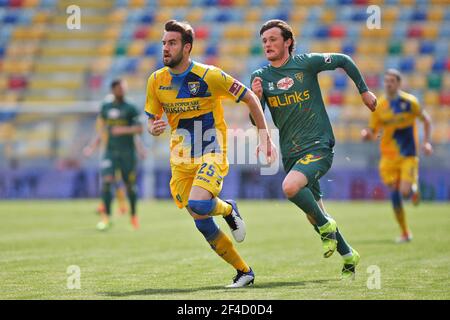 Przemyslaw Szyminski von Frosinone (L) und Liam Henderson von Lecce in Aktion während der italienischen Meisterschaft, BKT Lega Serie B Fußballspiel zwischen Frosinone Calcio und US Lecce am 20. März 2021 im Benito Stirpe Stadion in Frosinone, Italien - Foto Federico Proietti / DPPI Stockfoto