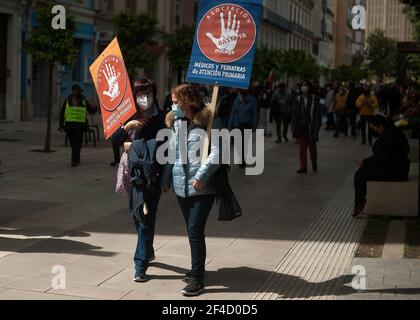 Malaga, Spanien. März 2021, 20th. Demonstranten, die Gesichtsmasken tragen, halten Plakate, während sie auf der Straße marschieren, während sie an einem Protest gegen Kürzungen im öffentlichen Gesundheitssystem teilnehmen. (Foto von Jesus Merida/SOPA Images/Sipa USA) Quelle: SIPA USA/Alamy Live News Stockfoto