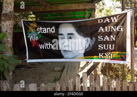 DAW Aung San Suu Kyi auf einem Banner in Yangon, der Hauptstadt von Myanmar Stockfoto