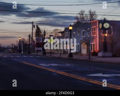 Das Dorf North Syracuse, New York entlang der Main Street an einem ruhigen Wintermorgen Stockfoto