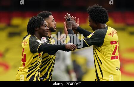 Watfords Andre Gray (Mitte) feiert mit Joseph Hungbo (links) und Carlos Sanchez, nachdem sie während des Sky Bet Championship-Spiels in Vicarage Road, Watford, das dritte Tor ihres Spielers erzielt hatten. Bilddatum: Samstag, 20. März 2021. Stockfoto