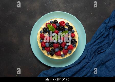 Hausgemachter Kuchen mit frischen Beeren auf dunklem Hintergrund. Stockfoto