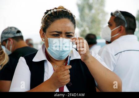 Nezahualcoyotl City, Bundesstaat Mexiko, Mexiko. März 2021, 19th. Ein Gesundheitshelfer bereitet den Sinovac Covid19-Impfstoff vor, bevor er einem älteren Menschen im Sports City Garden in der Gemeinde Nezahualcoyotl im Bundesstaat Mexiko während eines Impfprogramms gegen Fahrer gegen Covid19 injiziert. Am 19. März 2021 in Nezahualcoyotl City, Mexiko. Quelle: Luis Barron/eyepix/ZUMA Wire/Alamy Live News Stockfoto