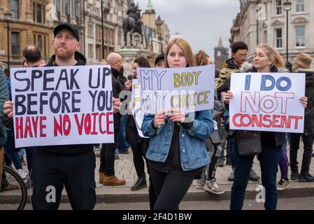 Westminster, London, Großbritannien. März 2021, 20th. Anti-Lockdown und Anti-Polizeigesetz Demonstranten haben sich um das Parlament und Whitehall versammelt. Eine große Zahl von Demonstranten marschierte um Westminster herum und brachte den Verkehr in Whitehall und Parliament Square zum Stillstand Stockfoto