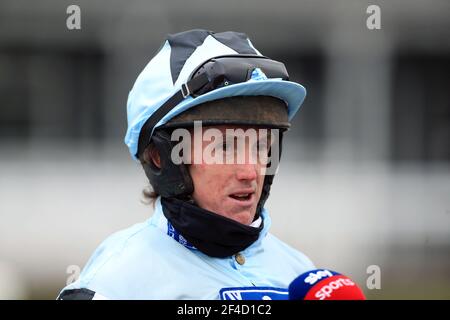 Benjamin Poste Gewinner der Horninglow Mares' Handicap Hürde an Bord des legendären Rhythm auf der Rennbahn Uttoxeter. Bilddatum: Samstag, 20. März 2021. Siehe PA Story RACING Uttoxeter. Bildnachweis sollte lauten: Mike Egerton/PA Wire. EINSCHRÄNKUNGEN: Nutzung unterliegt Einschränkungen. Nur redaktionelle Verwendung, keine kommerzielle Nutzung ohne vorherige Zustimmung des Rechteinhabers. Stockfoto