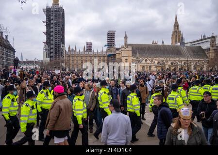 Westminster, London, Großbritannien. März 2021, 20th. Anti-Lockdown-Demonstranten haben sich auf dem Parliament Square versammelt. Eine große Zahl von Demonstranten marschierte um Westminster herum und brachte den Verkehr in Whitehall und Parliament Square zum Stillstand Stockfoto