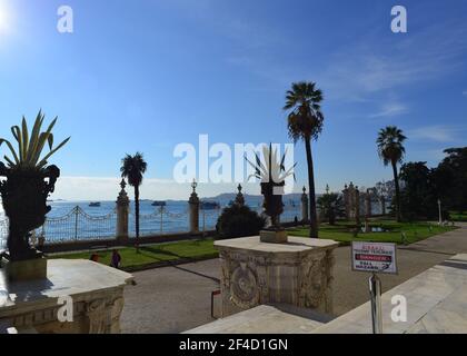 Ein Blick auf die Bosporus-Meerenge vom Osman-Kaiser Palace Dolmabahce Stockfoto