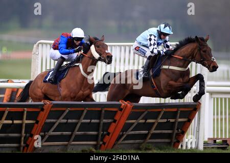 Legendärer Rhythmus, der von Benjamin Poste (rechts) auf dem Weg zum Sieg der Handicap-Hürde von Horninglow Mares auf der Rennbahn Uttoxeter geritten wurde. Bilddatum: Samstag, 20. März 2021. Siehe PA Story RACING Uttoxeter. Bildnachweis sollte lauten: Mike Egerton/PA Wire. EINSCHRÄNKUNGEN: Nutzung unterliegt Einschränkungen. Nur redaktionelle Verwendung, keine kommerzielle Nutzung ohne vorherige Zustimmung des Rechteinhabers. Stockfoto