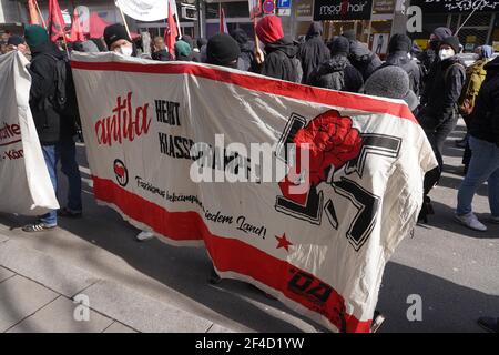 Stuttgart, Deutschland. März 2021, 20th. Die Teilnehmer einer Demonstration marschieren mit Antifa-Spruchbändern durch die Stadt. Wie eine Sprecherin der Polizei am Samstag, den 20,03.2021 mitteilte, waren die Teilnehmer zuvor durch die Stuttgarter Innenstadt gezogen. Die Demonstration richtete sich nach Angaben der Polizei gegen Rassismus und Polizeigewalt. Quelle: Andreas Rosar/dpa/Alamy Live News Stockfoto