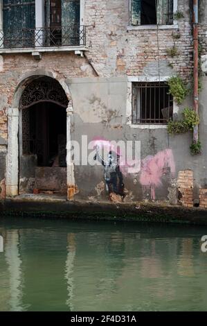 Venedig. Italien. Banksy's Kunstwerk (Mai 2019) zeigt ein Migrantenkind in einer Rettungsweste, während es einen rosa Flare in der Nähe von Campo Santa Margherita in hält Stockfoto