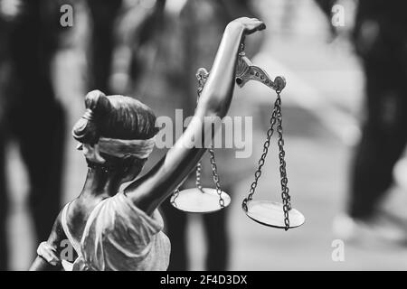 Rückansicht der themis Statue mit Waagen in schwarz Und weiß als Symbol der Gerechtigkeit Stockfoto