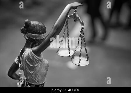 Rückansicht der themis Statue mit Waagen in schwarz Und weiß als Symbol der Gerechtigkeit Stockfoto