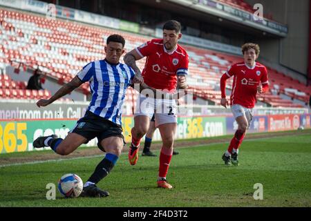 BARNSLEY, ENGLAND. MÄRZ 20th: Kadeem Harris von Sheffield Mittwoch kreuzt den Ball während der SkyBet Championship Spiel zwischen Barnsley und Sheffield Mittwoch in Oakwell, Barnsley am Samstag 20th März 2021. (Kredit: Pat Scaasi - MI Nachrichten) Kredit: MI Nachrichten & Sport /Alamy Live Nachrichten Stockfoto