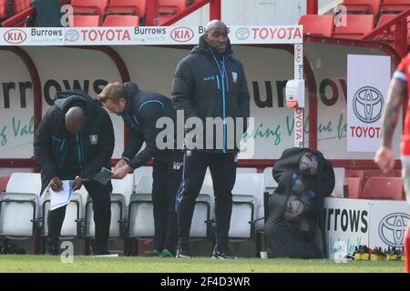 BARNSLEY, ENGLAND. MÄRZ 20th: Darren Moore, Sheffield Wednesday Manager, wacht während des SkyBet Championship-Spiels zwischen Barnsley und Sheffield Mittwoch in Oakwell, Barnsley am Samstag, 20th. März 2021. (Kredit: Pat Scaasi - MI Nachrichten) Kredit: MI Nachrichten & Sport /Alamy Live Nachrichten Stockfoto