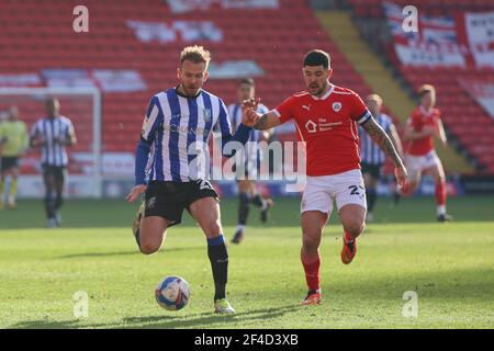 BARNSLEY, ENGLAND. MÄRZ 20th: Jordan Rhodes of Sheffield Mittwoch verteidigt vor Alex Mowatt von Barnsleywährend der SkyBet Championship Spiel zwischen Barnsley und Sheffield Mittwoch in Oakwell, Barnsley am Samstag 20th März 2021. (Kredit: Pat Scaasi - MI Nachrichten) Kredit: MI Nachrichten & Sport /Alamy Live Nachrichten Stockfoto