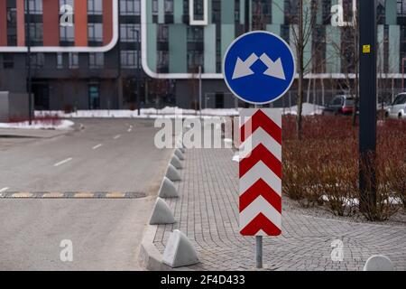 Ordnungspolitische Zeichen, gehen Sie in Richtung von Pfeil Verkehrsschild angezeigt Stockfoto