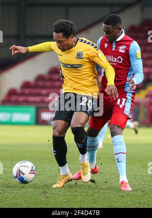 Scunthorpe United's Abo EISA (rechts) und Southend United's Ashley Nathaniel-George kämpfen während des Sky Bet League Two Spiels im Sands Venue Stadium, Scunthorpe, um den Ball. Bilddatum: Samstag, 20. März 2021. Stockfoto