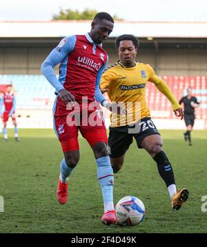 Scunthorpe United's Abo EISA (links) und Southend United's Ashley Nathaniel-George kämpfen während des Sky Bet League Two Spiels im Sands Venue Stadium, Scunthorpe, um den Ball. Bilddatum: Samstag, 20. März 2021. Stockfoto