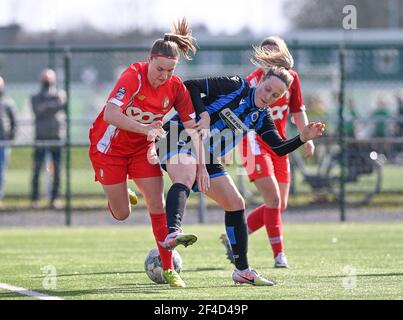 Sint Andries, Belgien. März 2021, 20th. Celien Guns (10) des Club Brugge im Duell mit Davinia Vanmechelen (25) von Standard während eines weiblichen Fußballspiels zwischen Club Brugge Dames YLA und Standard Femina de Liege am 17. Spieltag der Saison 2020 - 2021 der belgischen Scooore Womens Super League, samstag 20 März 2021 in Brügge, Belgien . FOTO SPORTPIX.BE - David CATRY Quelle: SPP Sport Press Foto. /Alamy Live Nachrichten Stockfoto