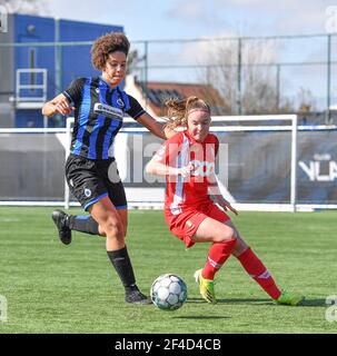 Sint Andries, Belgien. März 2021, 20th. Davinia Vanmechelen (25) von Standard in einem Duell mit Tracy Furo (14) von Club Brugge während eines weiblichen Fußballspiels zwischen Club Brugge Dames YLA und Standard Femina de Liege am 17. Spieltag der Saison 2020 - 2021 der belgischen Scooore Womens Super League, samstag 20 März 2021 in Brügge, Belgien . FOTO SPORTPIX.BE - David CATRY Quelle: SPP Sport Press Foto. /Alamy Live Nachrichten Stockfoto