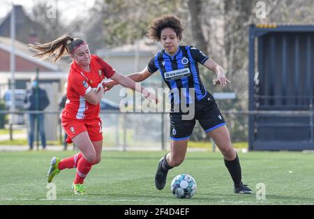 Sint Andries, Belgien. März 2021, 20th. Davinia Vanmechelen (25) von Standard in einem Duell mit Tracy Furo (14) von Club Brugge während eines weiblichen Fußballspiels zwischen Club Brugge Dames YLA und Standard Femina de Liege am 17. Spieltag der Saison 2020 - 2021 der belgischen Scooore Womens Super League, samstag 20 März 2021 in Brügge, Belgien . FOTO SPORTPIX.BE - David CATRY Quelle: SPP Sport Press Foto. /Alamy Live Nachrichten Stockfoto