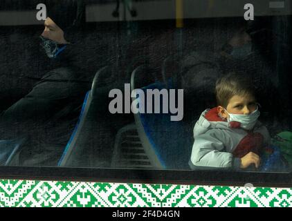 Kiew, Ukraine. März 2021, 19th. Menschen mit Gesichtsmasken als Vorsichtsmaßnahme gegen die Ausbreitung des Coronavirus fahren in der Straßenbahn während der Coronavirus-Krise.in der Ukraine wurden 15 292 neue Fälle von Coronavirus-Infektion pro Tag bestätigt. Eine komplexe epidemiologische Situation wird in den Regionen Tscherniwzi, Schytomyr, Iwano-Frankiwsk, Zakarpatska sowie in den Regionen Odessa und Kiew verzeichnet. Ab heute, dem 20. März, werden die Quarantänebeschränkungen in Kiew durch die Entscheidung der lokalen Behörden verschärft. (Foto: Sergei Chuzavkov/SOPA Images/Sipa USA) Quelle: SIPA USA/Alamy Live News Stockfoto