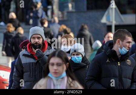 Kiew, Ukraine. März 2021, 19th. Menschen mit Gesichtsmasken als Vorsichtsmaßnahme gegen die Ausbreitung des Coronavirus gehen während der Coronavirus-Krise in Kiew auf der Straße.in der Ukraine wurden täglich 15 292 neue Fälle von Coronavirus-Infektion bestätigt. Eine komplexe epidemiologische Situation wird in den Regionen Tscherniwzi, Schytomyr, Iwano-Frankiwsk, Zakarpatska sowie in den Regionen Odessa und Kiew verzeichnet. Ab heute, dem 20. März, werden die Quarantänebeschränkungen in Kiew durch die Entscheidung der lokalen Behörden verschärft. Kredit: Sergei Chuzavkov/SOPA Images/ZUMA Wire/Alamy Live Nachrichten Stockfoto