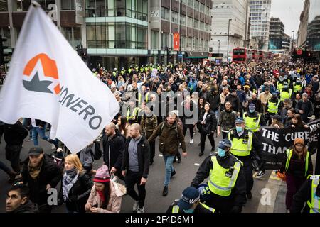 London, Großbritannien. März 2021, 20th. Tausende Demonstranten gegen die Sperre marschieren Piccadilly hinunter. Ein Jahr nach der Einführung von Lockdowns wird eine World Wide Rally for Freedom organisiert. Kredit: Andy Barton/Alamy Live Nachrichten Stockfoto