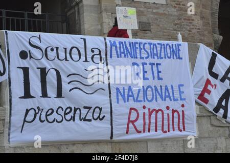 20. März 2021, Rimini, ITA: (INT) Protest fordert die Wiedereröffnung der Schulen in Italien. 20. März 2021, Rimini, Italien: Eine Demonstration gegen die Pandemie und die Schließung des Bildungssystems fand an diesem Samstag auf der Piazza Cavour in Rimini, Italien. Leere Kinderrucksäcke wurden auf dem Boden vor dem Palazzo dell'arengo verstreut. Es gab eine Menge Polizei im Ort, um Probleme zu vermeiden und soziale Distanz zu kontrollieren. Jeder Elternteil trug den Rucksack mit dem Namen, Nachnamen, der Klasse und der Schule des Schülers. Die Demonstration mit dem Titel "Schulen ohne Vater" Stockfoto