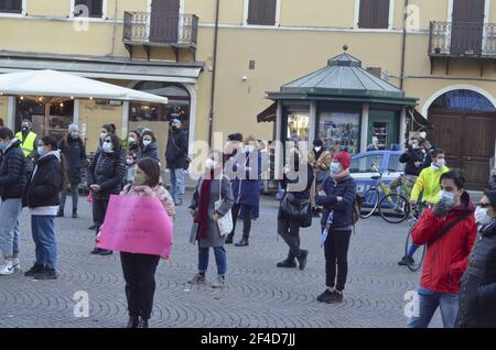 20. März 2021, Rimini, ITA: (INT) Protest fordert die Wiedereröffnung der Schulen in Italien. 20. März 2021, Rimini, Italien: Eine Demonstration gegen die Pandemie und die Schließung des Bildungssystems fand an diesem Samstag auf der Piazza Cavour in Rimini, Italien. Leere Kinderrucksäcke wurden auf dem Boden vor dem Palazzo dell'arengo verstreut. Es gab eine Menge Polizei im Ort, um Probleme zu vermeiden und soziale Distanz zu kontrollieren. Jeder Elternteil trug den Rucksack mit dem Namen, Nachnamen, der Klasse und der Schule des Schülers. Die Demonstration mit dem Titel "Schulen ohne Vater" Stockfoto