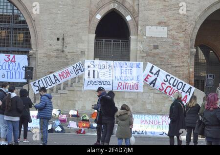 20. März 2021, Rimini, ITA: (INT) Protest fordert die Wiedereröffnung der Schulen in Italien. 20. März 2021, Rimini, Italien: Eine Demonstration gegen die Pandemie und die Schließung des Bildungssystems fand an diesem Samstag auf der Piazza Cavour in Rimini, Italien. Leere Kinderrucksäcke wurden auf dem Boden vor dem Palazzo dell'arengo verstreut. Es gab eine Menge Polizei im Ort, um Probleme zu vermeiden und soziale Distanz zu kontrollieren. Jeder Elternteil trug den Rucksack mit dem Namen, Nachnamen, der Klasse und der Schule des Schülers. Die Demonstration mit dem Titel "Schulen ohne Vater" Stockfoto