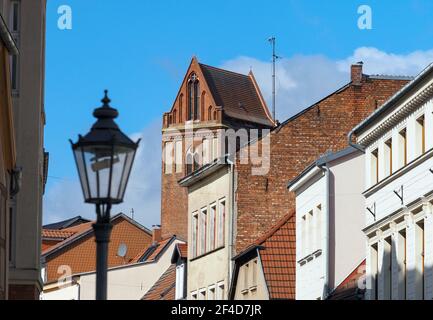 Perleberg, Deutschland. März 2021, 16th. Der Turm der St. Jakobs Kirche über den Dächern von Wohn- und Geschäftsgebäuden im Stadtzentrum. Die Kreisstadt in der Prignitz liegt an der Stepenitz und trägt auch den nicht-offiziellen Namen Rolandstadt. Quelle: Soeren Stache/dpa-Zentralbild/ZB/dpa/Alamy Live News Stockfoto