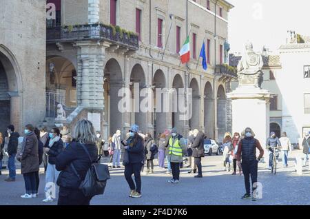 20. März 2021, Rimini, ITA: (INT) Protest fordert die Wiedereröffnung der Schulen in Italien. 20. März 2021, Rimini, Italien: Eine Demonstration gegen die Pandemie und die Schließung des Bildungssystems fand an diesem Samstag auf der Piazza Cavour in Rimini, Italien. Leere Kinderrucksäcke wurden auf dem Boden vor dem Palazzo dell'arengo verstreut. Es gab eine Menge Polizei im Ort, um Probleme zu vermeiden und soziale Distanz zu kontrollieren. Jeder Elternteil trug den Rucksack mit dem Namen, Nachnamen, der Klasse und der Schule des Schülers. Die Demonstration mit dem Titel "Schulen ohne Vater" Stockfoto