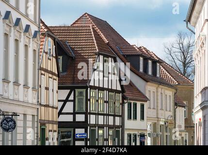 Perleberg, Deutschland. März 2021, 16th. Renovierte Wohn- und Geschäftshäuser stehen in der Wittenberger Straße. Die Kreisstadt in der Prignitz liegt an der Stepenitz und trägt auch den nicht-offiziellen Namen Rolandstadt. Quelle: Soeren Stache/dpa-Zentralbild/ZB/dpa/Alamy Live News Stockfoto