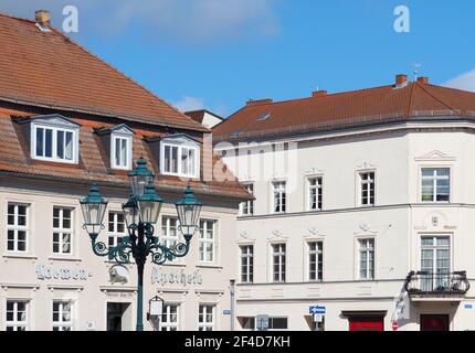 Perleberg, Deutschland. März 2021, 16th. Die Apotheke Löwen befindet sich am Großen Markt. Die Kreisstadt in der Prignitz liegt an der Stepenitz und trägt auch den nicht-offiziellen Namen Rolandstadt. Quelle: Soeren Stache/dpa-Zentralbild/ZB/dpa/Alamy Live News Stockfoto