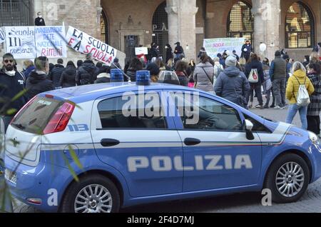 20. März 2021, Rimini, ITA: (INT) Protest fordert die Wiedereröffnung der Schulen in Italien. 20. März 2021, Rimini, Italien: Eine Demonstration gegen die Pandemie und die Schließung des Bildungssystems fand an diesem Samstag auf der Piazza Cavour in Rimini, Italien. Leere Kinderrucksäcke wurden auf dem Boden vor dem Palazzo dell'arengo verstreut. Es gab eine Menge Polizei im Ort, um Probleme zu vermeiden und soziale Distanz zu kontrollieren. Jeder Elternteil trug den Rucksack mit dem Namen, Nachnamen, der Klasse und der Schule des Schülers. Die Demonstration mit dem Titel "Schulen ohne Vater" Stockfoto